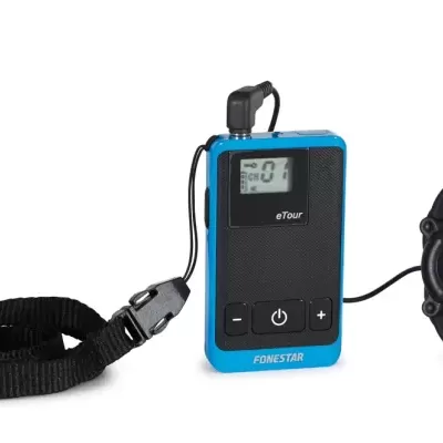 Aparelho eletrónico azul e preto com visor digital, botões e suporte de ouvido preto.