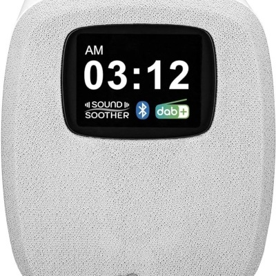 Rádio despertador branco com visor digital a mostrar 03:12 AM e ícones Bluetooth e DAB+