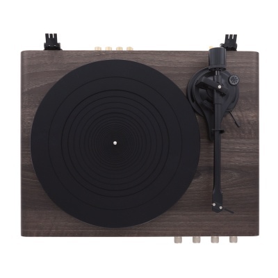 Gira-discos vintage de madeira escura com prato preto e braço de leitura preto