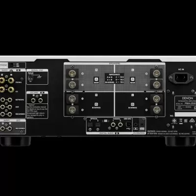 Parte traseira de amplificador Denon PMA-30 com conectores RCA e terminais para colunas