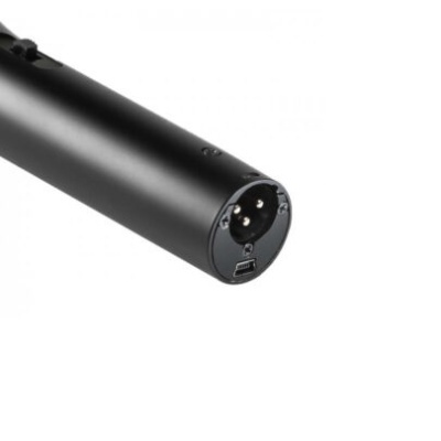 Microfone preto cilíndrico com conector XLR e USB