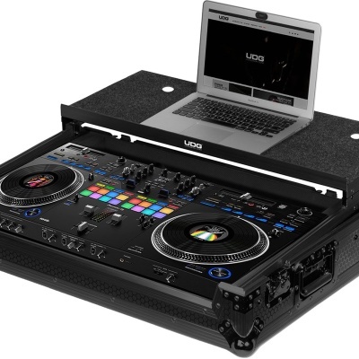 Mala de transporte preta com equipamento DJ e portátil com ecrã ligado