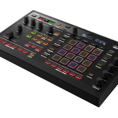 Controlador de música eletrónica preto com botões e pads roxos