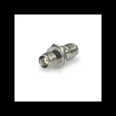 Conector coaxial metálico com roscas sobre fundo branco