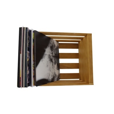 Caixa de madeira com livros ou discos