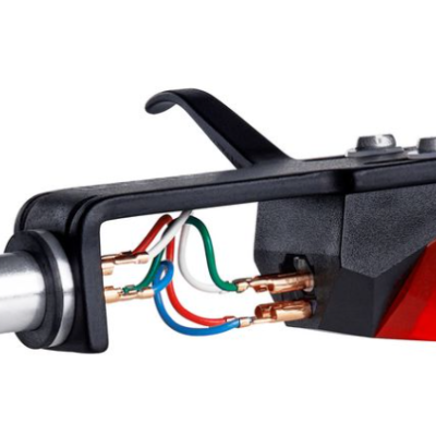 Cabeça de toca-discos preta com fios coloridos expostos e lente vermelha