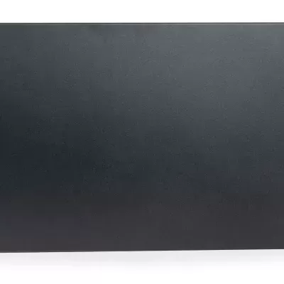 Chapa metálica preta retangular com furos nas bordas sobre fundo branco