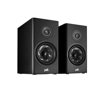 Colunas de som pretas Polk com dois altifalantes cada, fundo branco