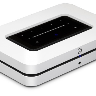 Aparelho eletrónico branco com superfície tátil preta e símbolos sensíveis ao toque