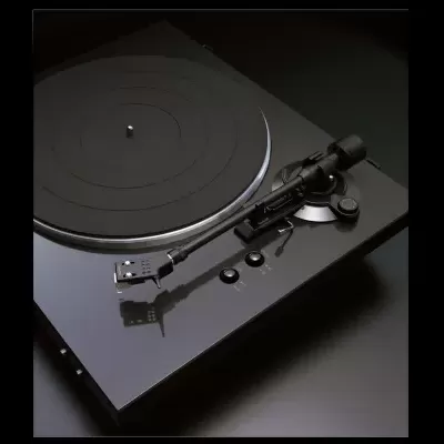 Gira-discos preto com prato emborrachado e braço de leitura