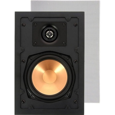 Coluna sonora preta com cone dourado e grelha cinzenta ao lado