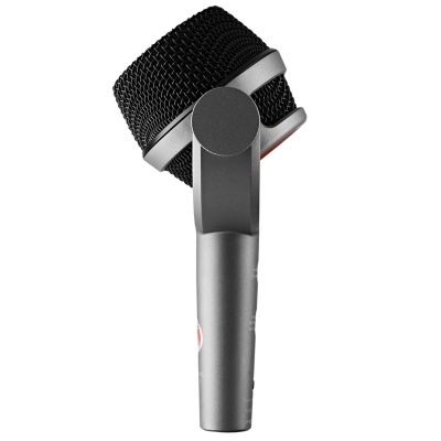 Microfone profissional metálico com cabeça preta em fundo branco
