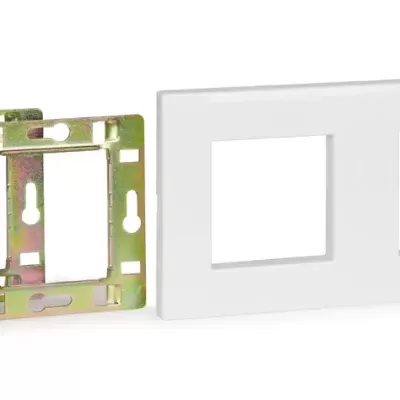 Suporte metálico dourado e moldura branca para tomadas