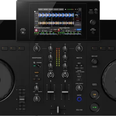 Mesa de mistura DJ preto com ecrã central colorido e múltiplos botões e discos circulares