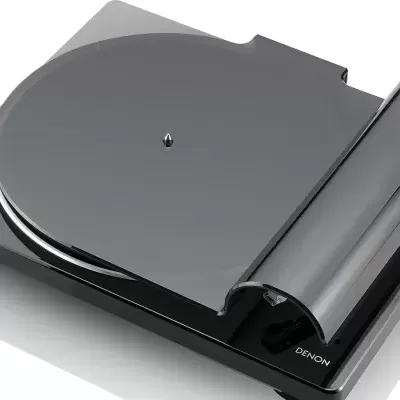 Leitor de discos vinil preto com acabamento brilhante sobre fundo branco