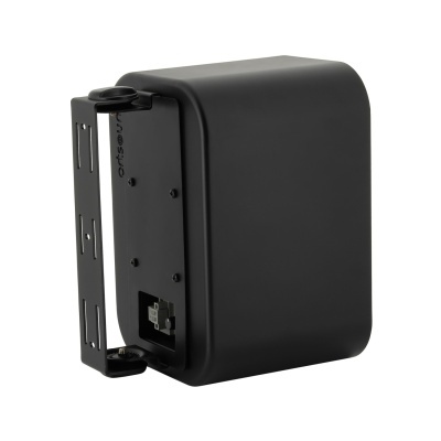 Dispositivo preto retangular com base metálica preta e conector