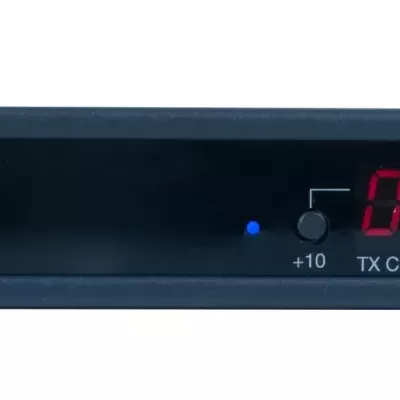 Equipamento eletrónico preto com ecrã digital e botões visíveis