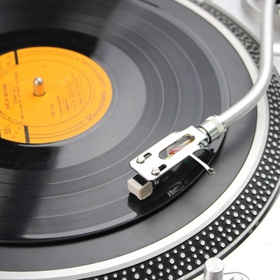 Gira-discos com vinil preto e etiqueta amarela