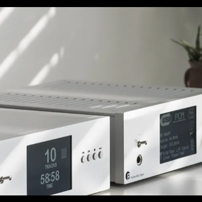 Dois dispositivos eletrónicos brancos com ecrãs digitais e botões