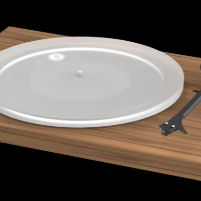 Gira-discos com base de madeira, prato branco e braço de leitura preto