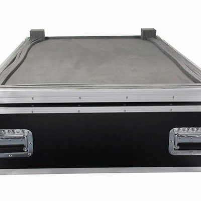 Estojo de transporte preto com estrutura metálica e alças nas laterais