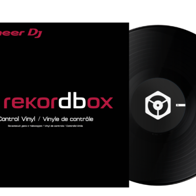 Vinil preto de controle com capa preta e texto promocional da Pioneer DJ e rekordbox