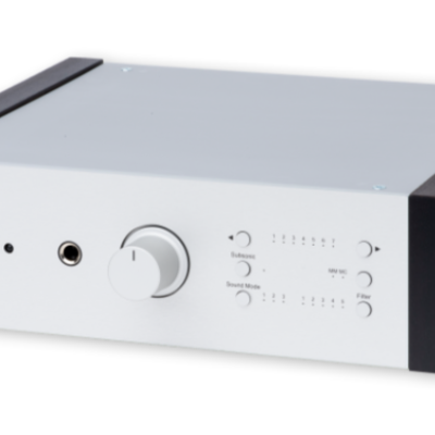 Amplificador de áudio metálico com laterais em madeira