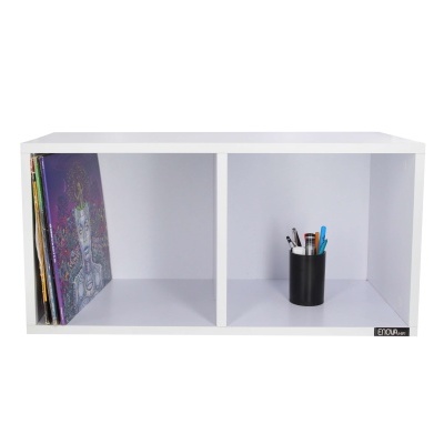 Estante branca com discos vinil e suporte de canetas