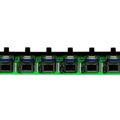 Placa eletrónica verde com botões pretos alinhados