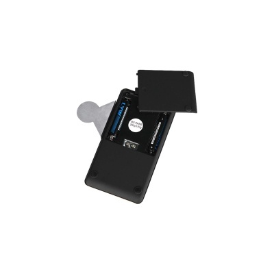 Calculadora pequena preta com tampa de bateria removível e pilhas visíveis