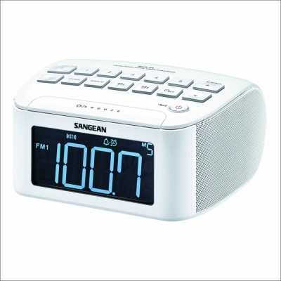 rádio relógio digital branco com ecrã azul e botões no topo