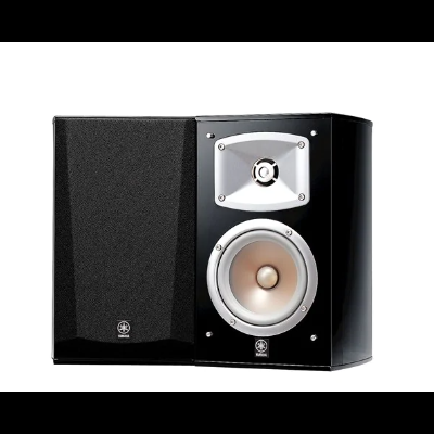 Par de colunas de som Yamaha em preto com detalhes prateados