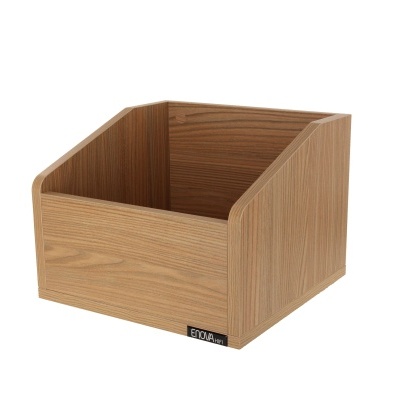 Caixa organizadora em madeira castanha clara com etiqueta ENOVA