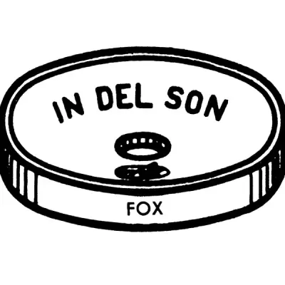 Anel de metal prateado com texto gravado.