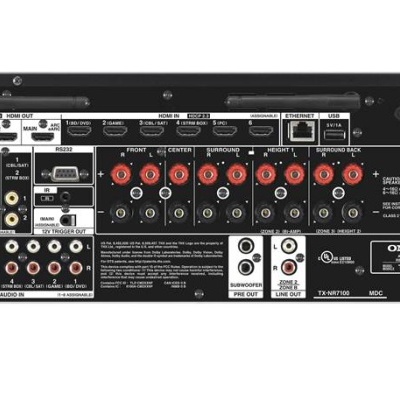 Parte traseira de recetor áudio Onkyo TX-NR7100 com múltiplas entradas e saídas