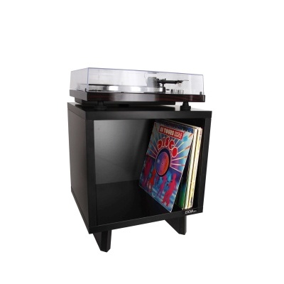 Móvel preto com gira-discos em cima e discos de vinil coloridos guardados