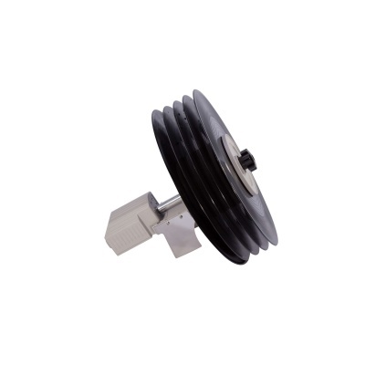 Polia industrial preta com eixo metálico e suporte cinzento