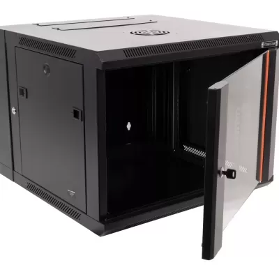 Armário para servidores preto com porta de vidro aberta e faixa laranja