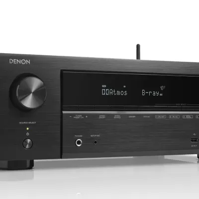 Amplificador Denon preto com ecrã digital e botões frontais