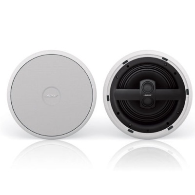 Colunas de teto Bose brancas e pretas lado a lado