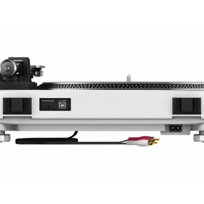 Gira-discos branco com conexões traseiras e cabos RCA