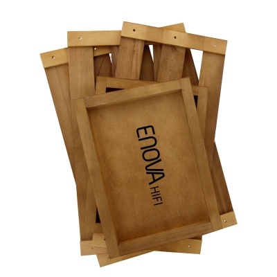 Bandejas retangulares de madeira clara com inscrição ENOJA HIFI