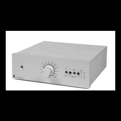 Amplificador Power Box RS cinzento com botão de volume e vários interruptores