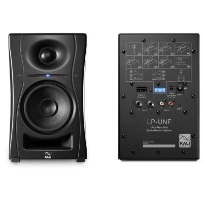 Altifalantes de estúdio pretos com duas colunas e instruções na parte traseira.