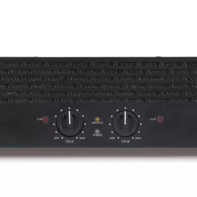 Amplificador profissional preto com botões e texto na frente