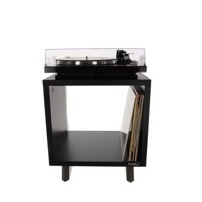 Mesa de apoio preta com gira-discos e discos de vinil