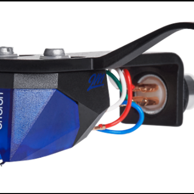 Cabeça de leitor Ortofon para gira-discos com detalhes em azul e fios coloridos