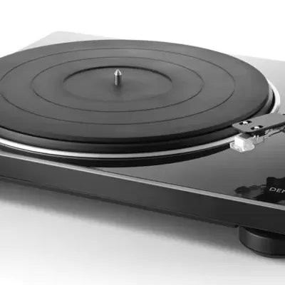 Gira-discos preto com prato circular e braço de tonearm prateado num fundo branco