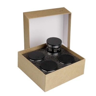 Conjunto de quatro tampas circulares pretas em caixa de papelão