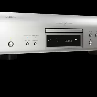Leitor de CD Denon prateado com botões e visor digital